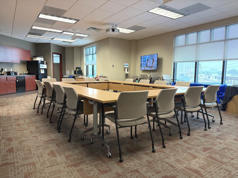 More Photos Of 100 Maritime Dr, Manitowoc Office For Lease