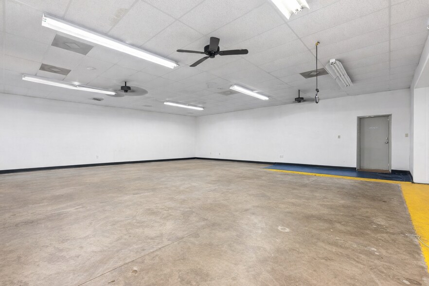 More Photos Of 1962 Mall Blvd, Auburn Warehouse For Sale