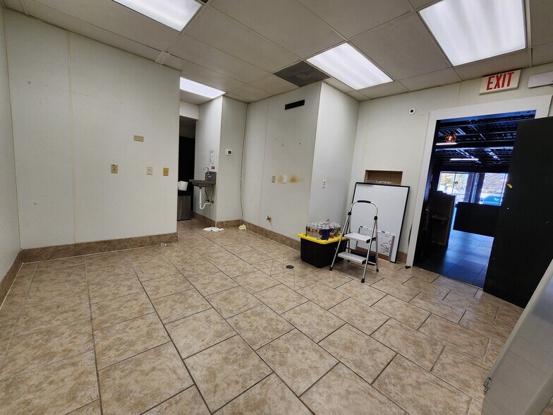 More Photos Of 521 S Glenstone Ave, Springfield General Retail For Lease