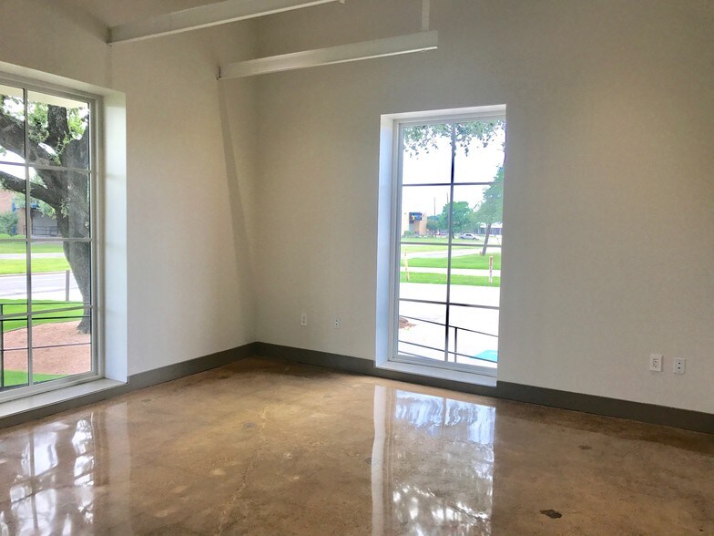 More Photos Of 9140 Premier Row, Dallas Distribution For Sale