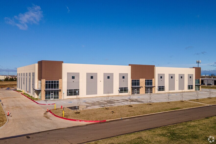 More Photos Of 9201 Polaris Dr, Oklahoma City Distribution For Lease
