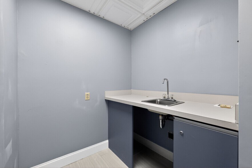 More Photos Of 1701 Wynwood Dr, Cinnaminson Medical For Sale
