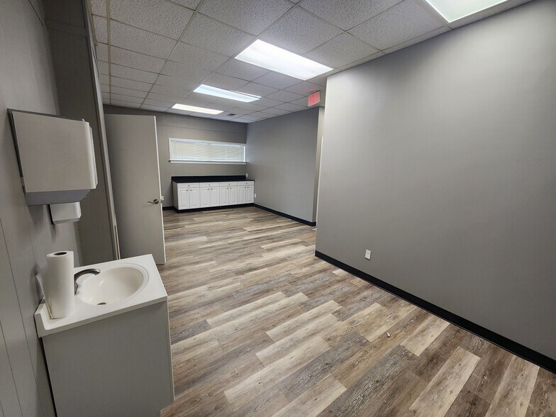 More Photos Of 3297 S Crater Rd, Petersburg Freestanding For Lease