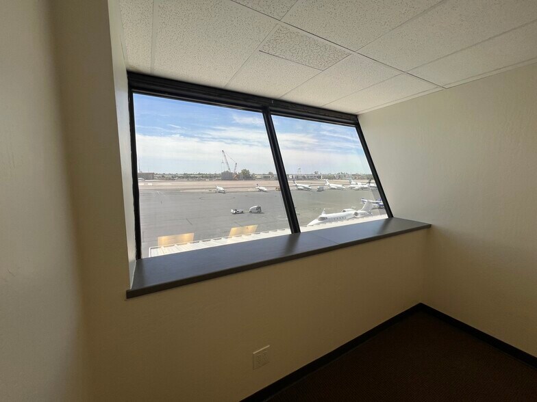 More Photos Of 14605 N Airport Dr, Scottsdale Airplane Hangar For Lease