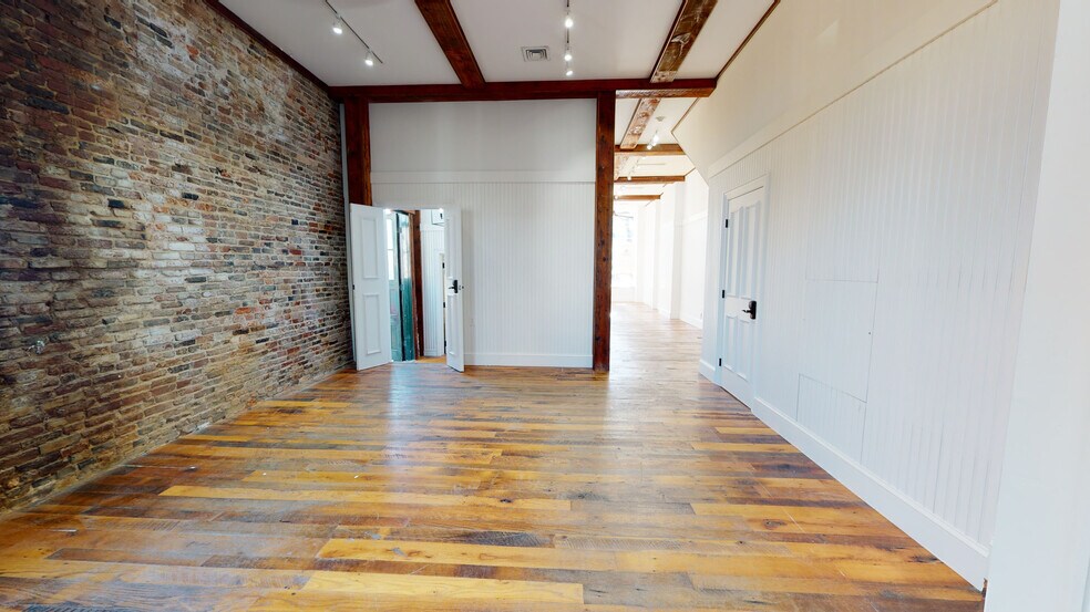 More Photos Of 33 Main St, Nantucket Storefront Retail Office For Lease