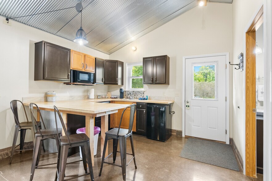 More Photos Of 4871 U.S. 31, Eastport Hotel For Sale