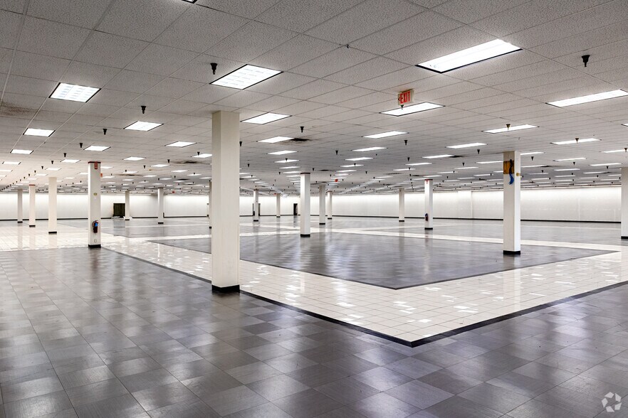 More Photos Of 2917 N Vermilion st, Danville General Retail For Lease