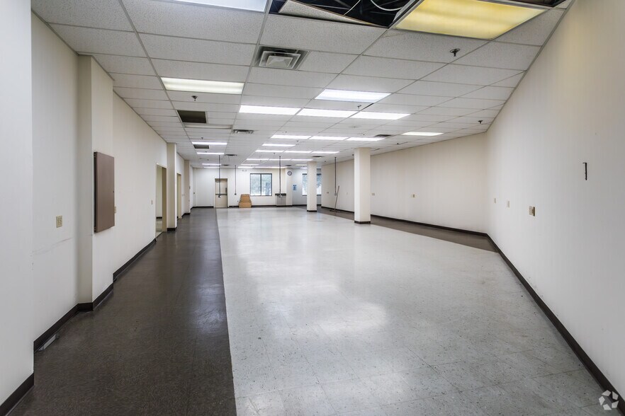 More Photos Of 7375 Adrianne Pl, Bartlett Light Distribution For Lease