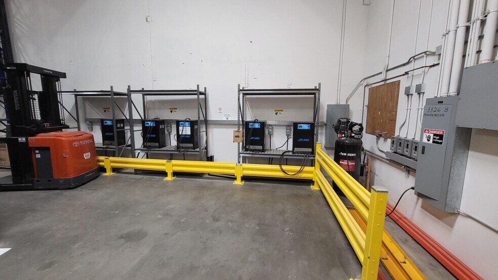 More Photos Of 3326 Ponderosa Way, Las Vegas Warehouse For Lease