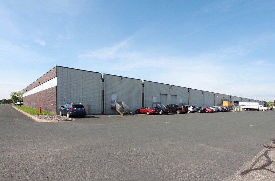 More Photos Of 6701 Parkway Cir, Brooklyn Center Showroom For Lease