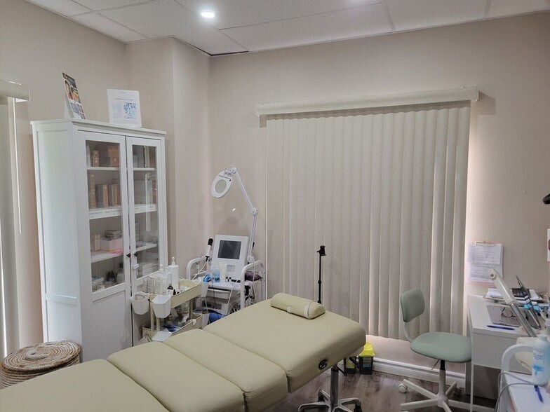 More Photos Of 410-420 N Service Rd E, Oakville Coworking Space