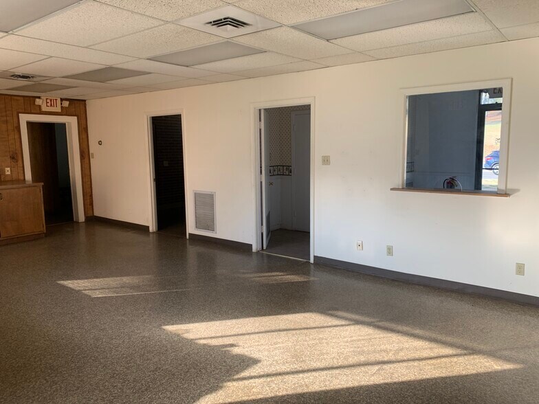 More Photos Of 1321 US Hwy 41 N, Calhoun Office For Lease