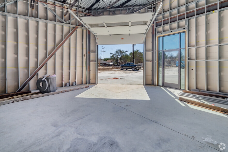 More Photos Of 15910 University Oak, San Antonio Warehouse For Lease