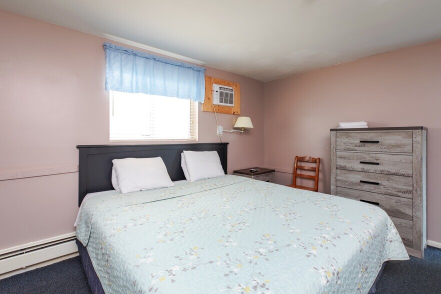 More Photos Of 198 Ashworth Ave, Hampton Hotel For Sale