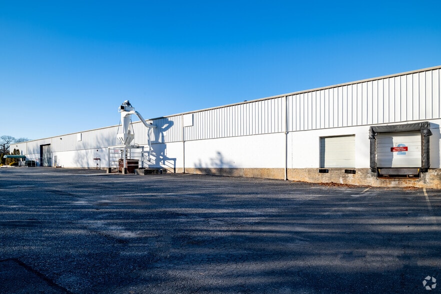 More Photos Of 885 Waverly Ave, Holtsville Warehouse For Lease