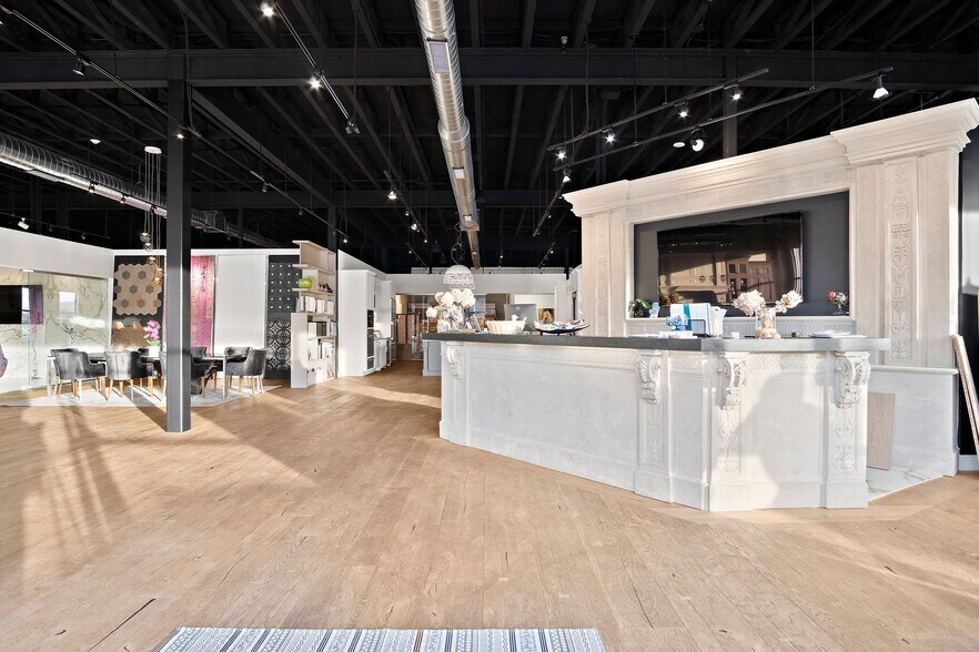 More Photos Of 47 Newbury St, Peabody Freestanding For Lease