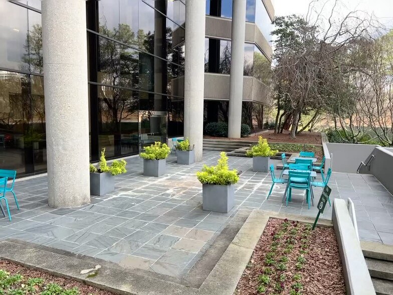 More Photos Of 400 Northridge Rd, Atlanta Office For Lease