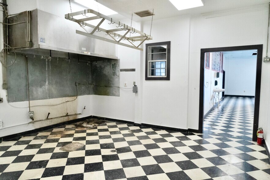 More Photos Of 711-719 E Broad St, Savannah Restaurant For Lease