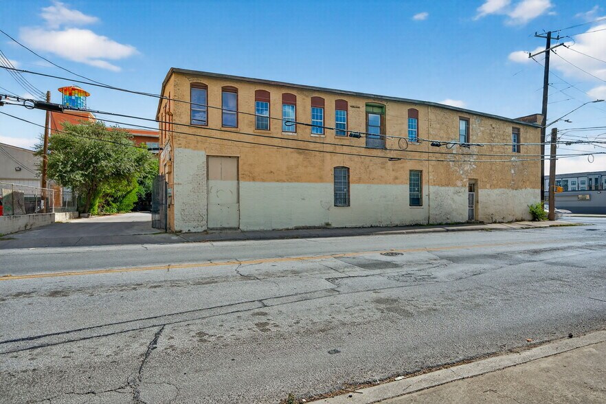 More Photos Of 1425 S Flores St, San Antonio General Retail For Sale