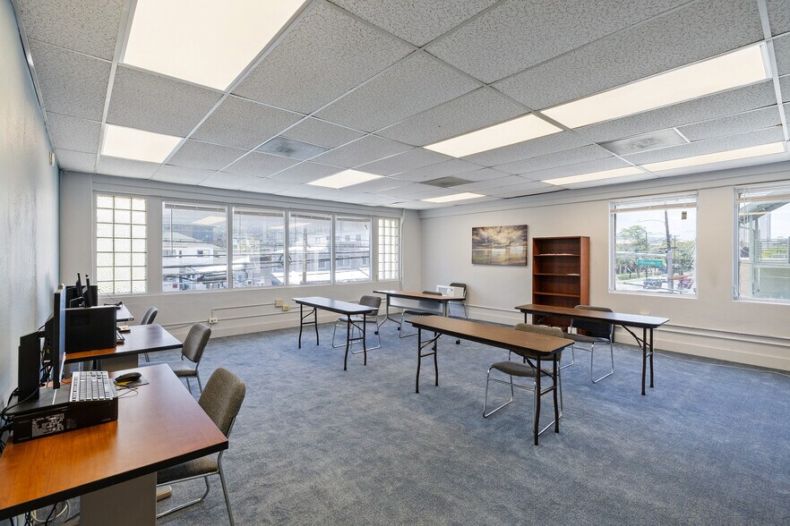 More Photos Of 1079-1085 S Beretania St, Honolulu Storefront Retail Office For Sale