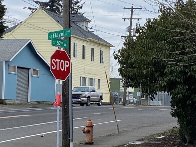 More Photos Of 5215 SE Flavel Dr, Portland Freestanding For Lease