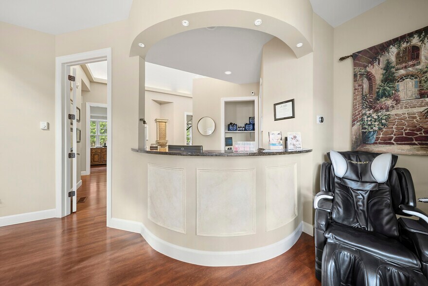 More Photos Of 16 Old Riverhead Rd, Westhampton Beach Office For Lease