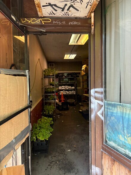More Photos Of 209-213 James St, Delhi Office For Lease