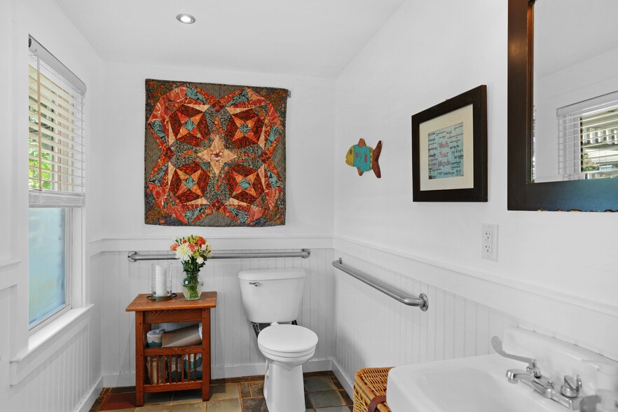 More Photos Of 218 Upper Main St, Edgartown Flex For Sale