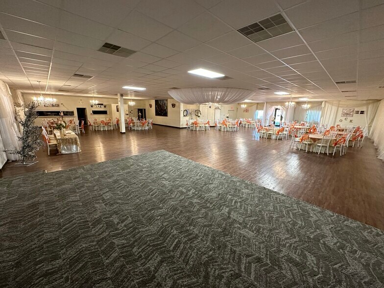 More Photos Of 3900 Davis St W, Dallas Flex For Sale