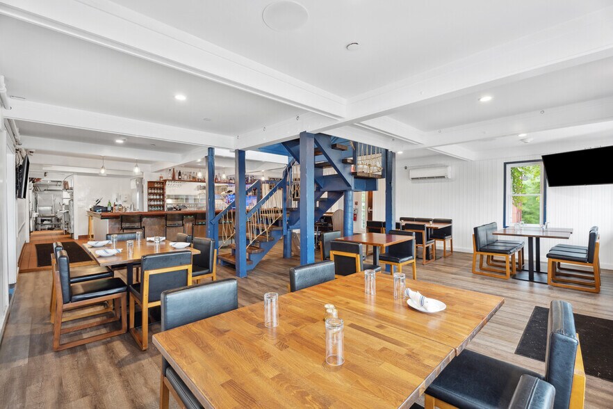 More Photos Of 5 Inlet Rd W, Southampton Restaurant For Lease
