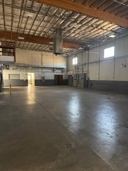 More Photos Of 5 Airpark Vista Blvd, Dayton Manufacturing For Lease