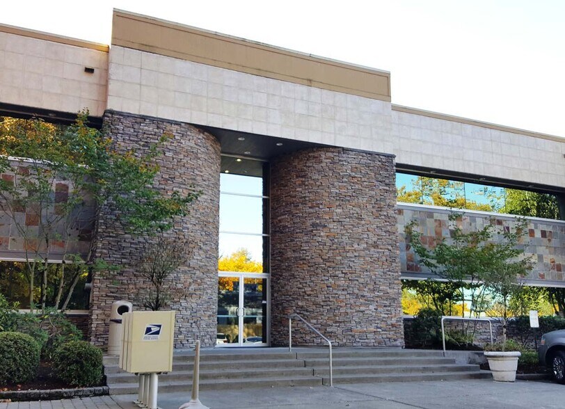 More Photos Of 698 12th St SE, Salem Office For Lease