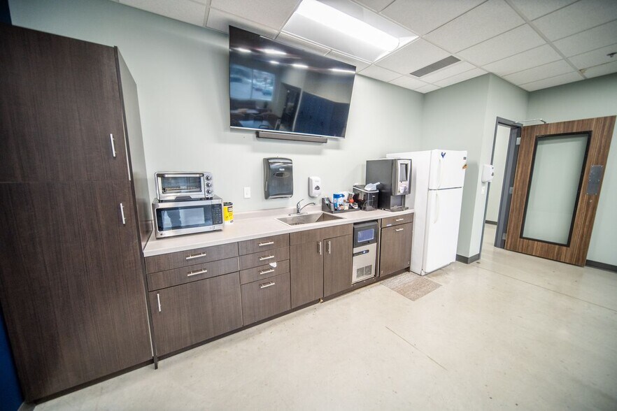 More Photos Of 1820 14th St NW, Rochester Showroom For Sale
