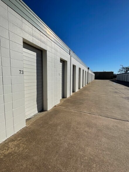 More Photos Of 2229 W Division St, Arlington Self Storage For Lease