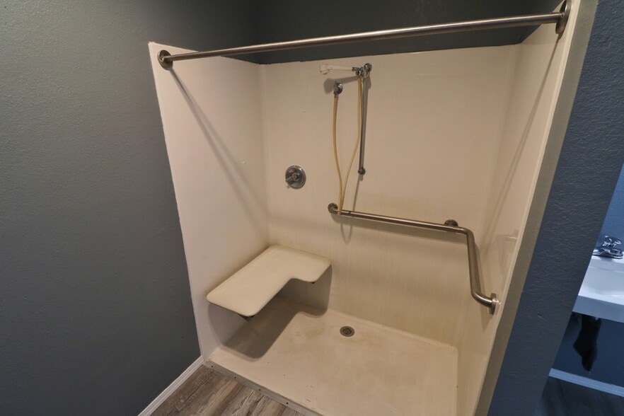 More Photos Of 127 Pacific Ave, Glendale Hotel For Sale