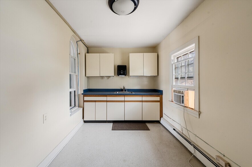 More Photos Of 230 W Boscawen St, Winchester Office Residential For Sale