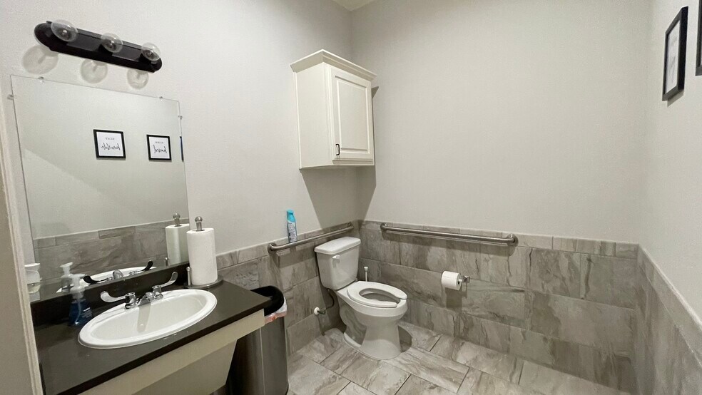 More Photos Of 8668 John Hickman Pky, Frisco Medical For Sale