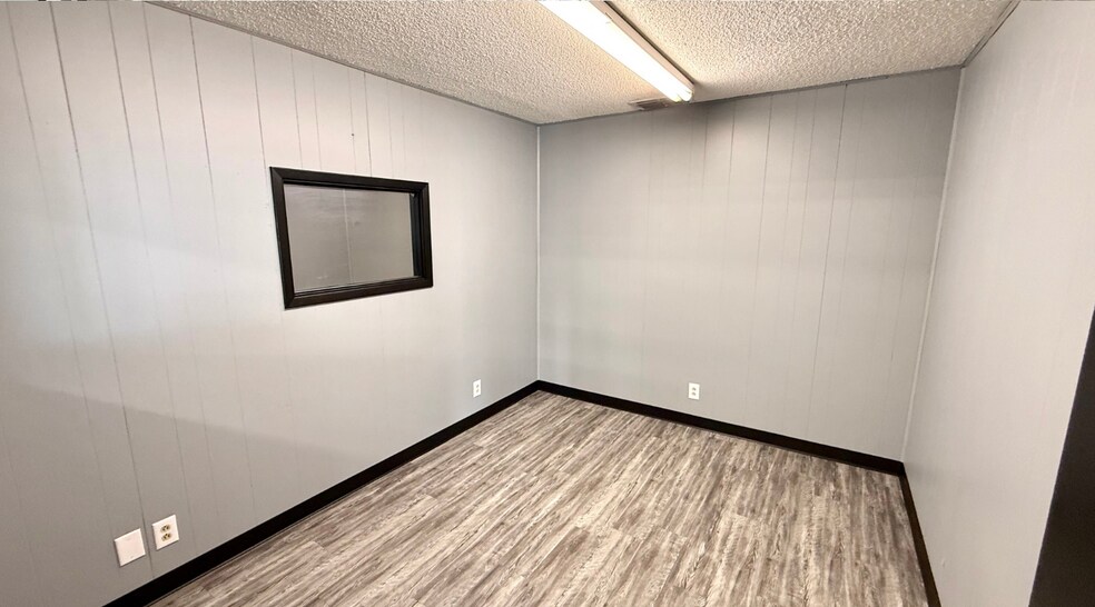 More Photos Of 1900 W 2nd St, Odessa Industrial For Lease