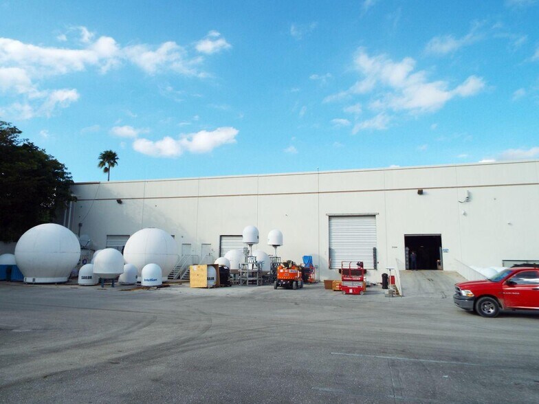 More Photos Of 3000-3044 N Commerce Pky, Miramar Warehouse For Lease