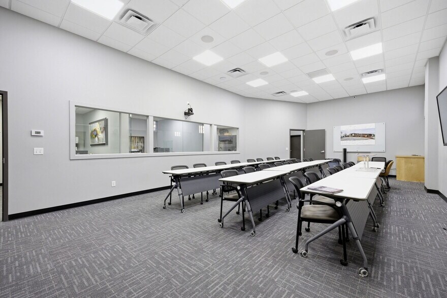 More Photos Of 326 SE Douglas St, Lees Summit Office For Sale