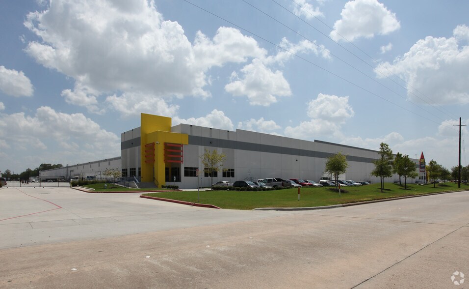 More Photos Of 14810 North Fwy, Houston Distribution For Lease