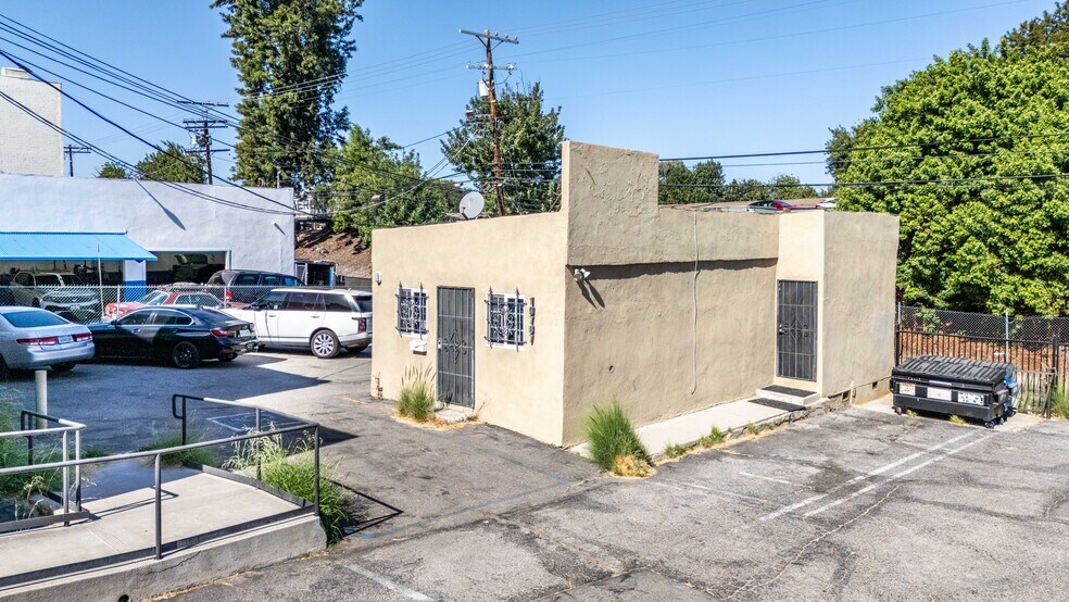 More Photos Of 19709 Ventura Blvd, Woodland Hills Office For Sale