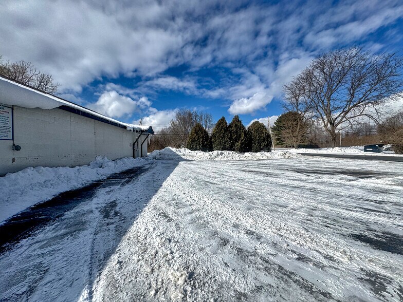 More Photos Of 33 Transport Dr, Bennington Freestanding For Sale