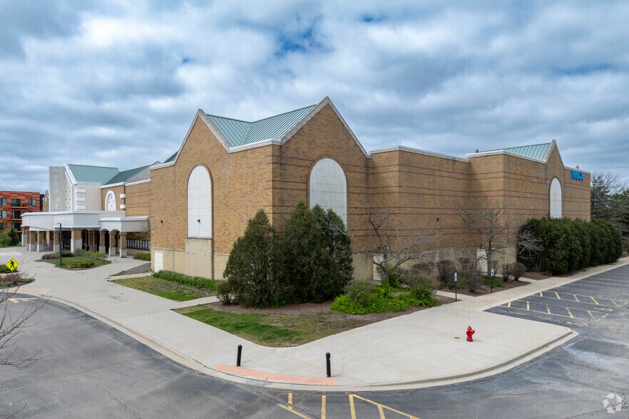 More Photos Of 300 Parkway Dr, Lincolnshire Movie Theatre For Lease