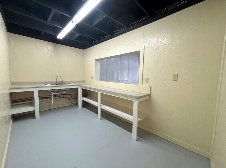 More Photos Of 110 N Zavalla St, Jasper Showroom For Sale