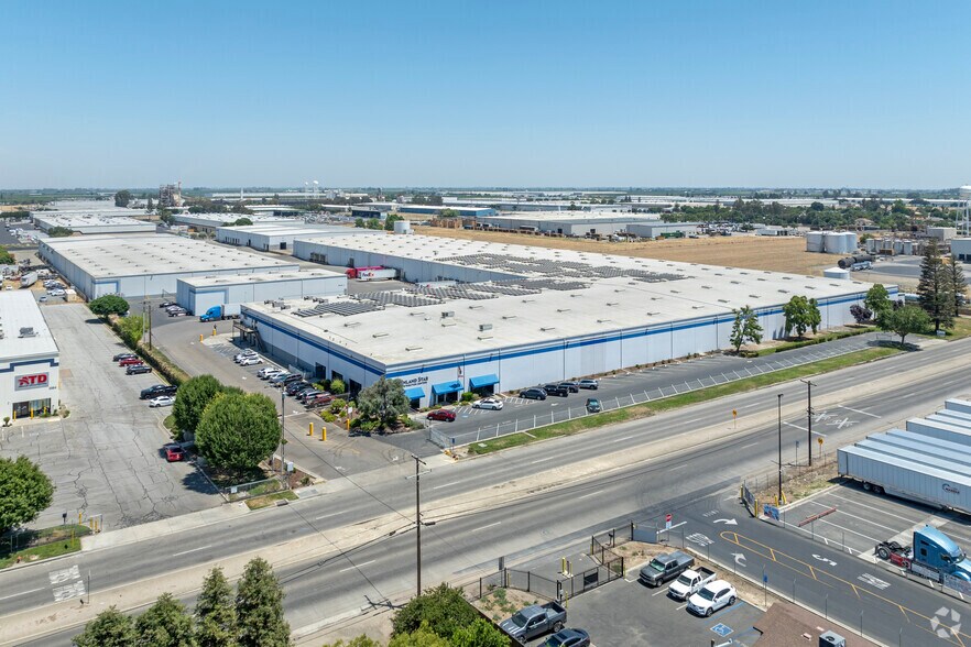 More Photos Of 3146 S Chestnut Ave, Fresno Warehouse For Lease