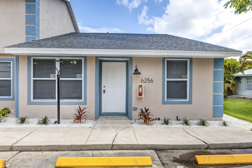More Photos Of 6240 Rattlesnake Hammock Rd, Naples Apartments For Sale