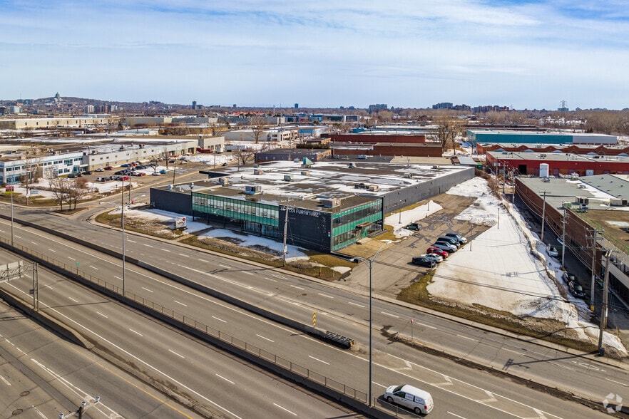 More Photos Of 5950 Ch De La Côte-De-Liesse, Mont-Royal Distribution For Sale