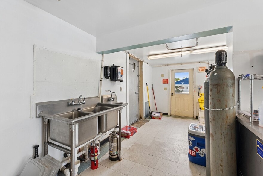 More Photos Of 150 US ROUTE 1, Freeport Fast Food For Sale