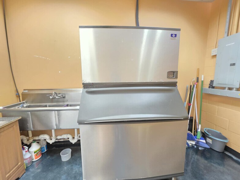 More Photos Of 8799 State Highway 35 N, Van Vleck Convenience Store For Sale